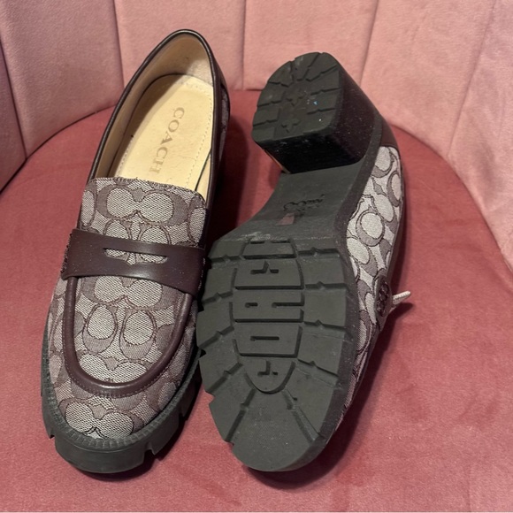 Coach shoes almost new - Picture 3 of 4